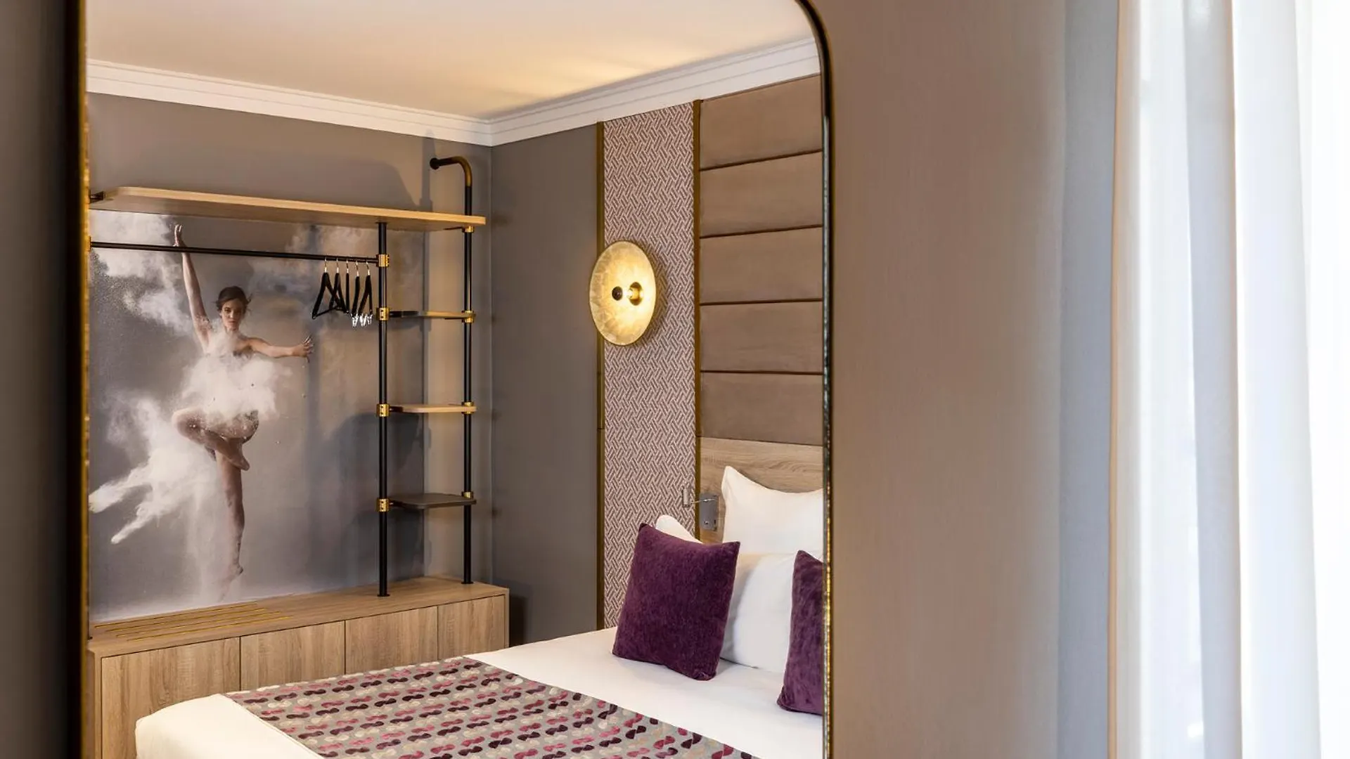 Nude - Color Vision Hotel