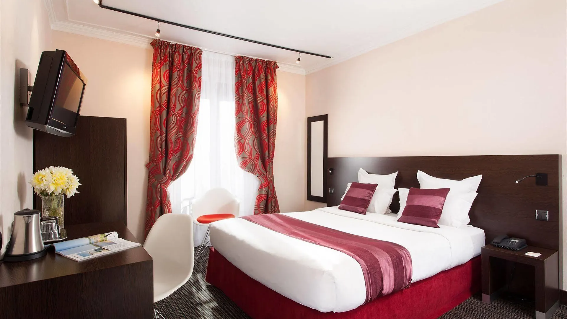 Nude - Color Vision Hotel