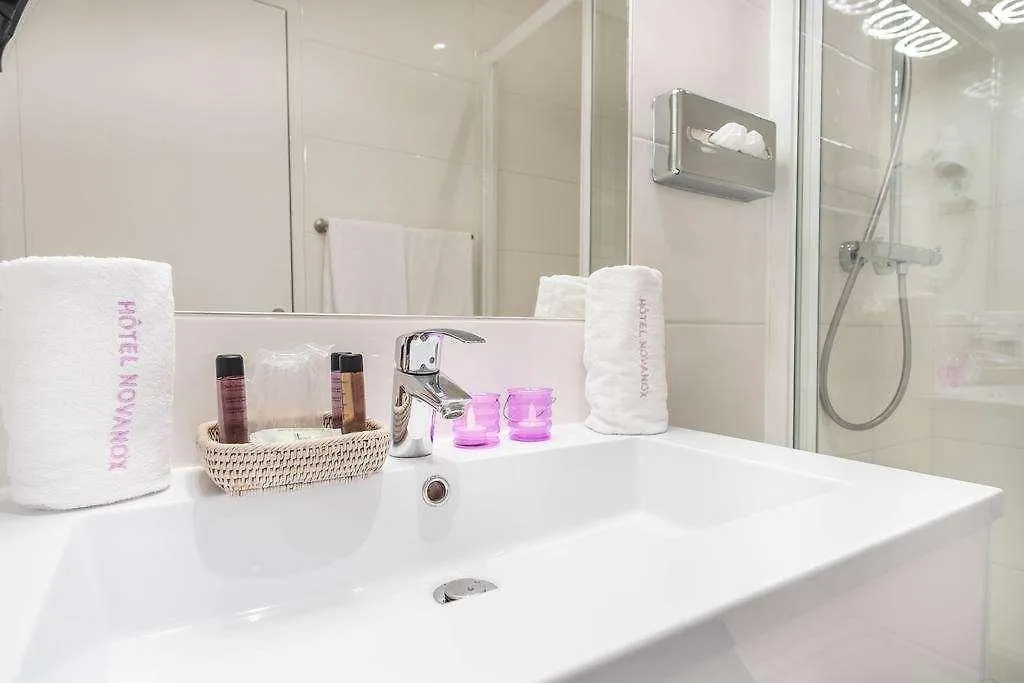 Nude 4* Parijs