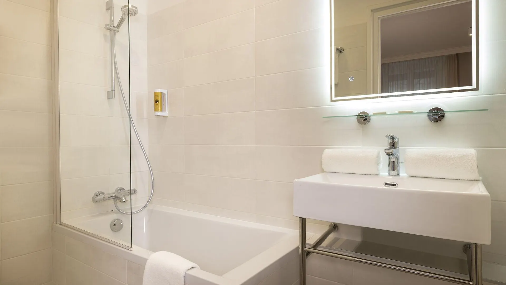 Nude 4* Parijs