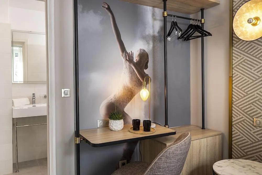 Nude 4* Parijs